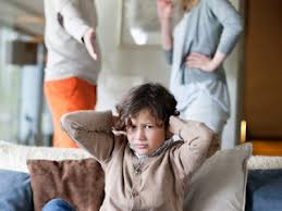 Bố mẹ ơi, con ở với ai?